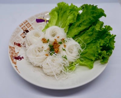 วิธีทำ เส้นหมี่สิงห์ทอง ลวกกระเทียวเจียว