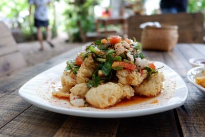 ยำไก่แซ่บ