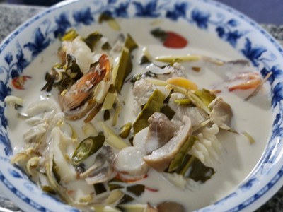 ต้มข่าทะเล – Coconut curry w seafood