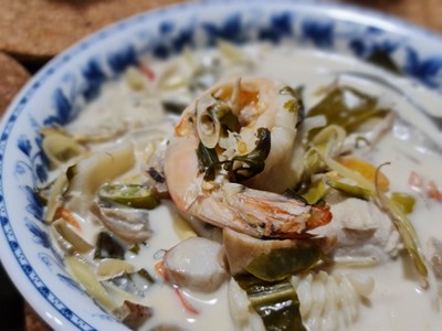 ต้มข่าทะเล – Coconut curry w seafood