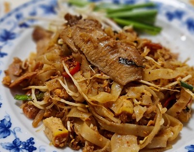ผัดไทคอหมูย่าง