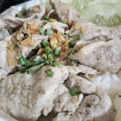 ข้าวหมูกระเทียมพริกไทย