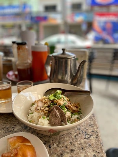 นี่คือของโปรดเราค่ะ ที่ชอบคือมีกระเทียมพริกเกลือมาให้ผสม อร่อยมาก