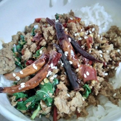 ข้าวผัดกะเพราดั้งเดิมหมูสับ