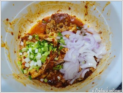 วิธีทำ ยำไข่ต้มน้ำพริกเผา