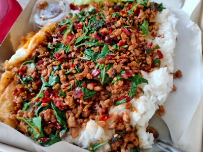 1 แถม 1!!! กะเพราถาดหมูสับ 1 ถาด แถมส้มตำ 1 ถุง