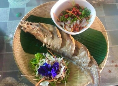 ปลาเนื้ออ่อนทอดกระเทียม