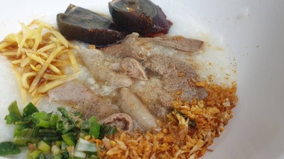 ไข่เยี่ยวม้านุ่มอร่อยๆ ตับหมูนุ่มไม่กระด้าง ไส้อ่อยแทบจะละลายในปาก