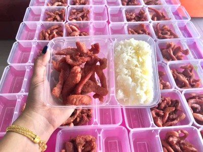 หมูแดดเดียวทอดพร้อมข