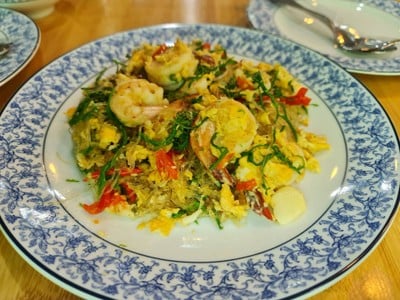 ชะอมผัดวุ้นเส้นกุ้งสด