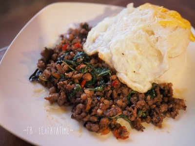 ข้าวกะเพราหมูไข่ดาว