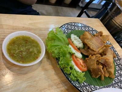 หมูกรอบทอดน้ำปลา