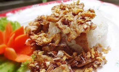 ข้าวหมูไก่เนื้อกระเทียม