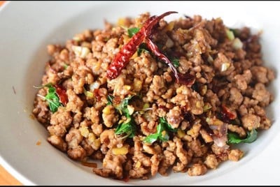 ข้าวกระเพราโบราณพริกแห้งใบมะกรูด