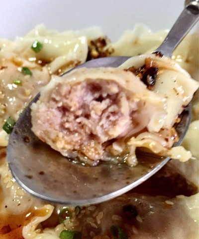 เกี๊ยวกุ้งราดพริกนํ้ามันเสฉวน