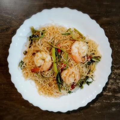 เส้นหมี่ผัดกระเฉดกุ้ง