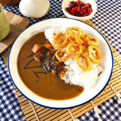 ข้าวแกงกะหรี่ toppingด้วย ปลาหมึกทอด ปรุงรส