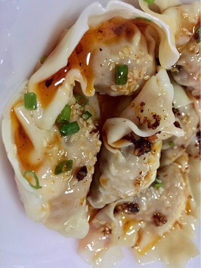 เกี๊ยวกุ้งราดพริกนํ้ามันเสฉวน