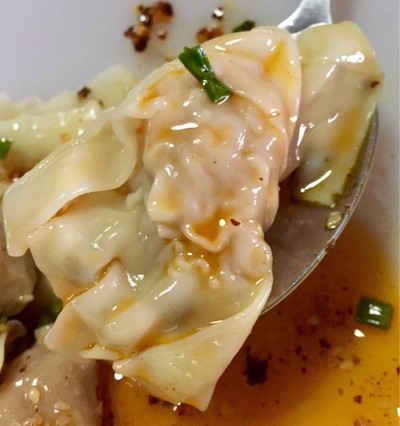 เกี๊ยวกุ้งราดพริกนํ้ามันเสฉวน