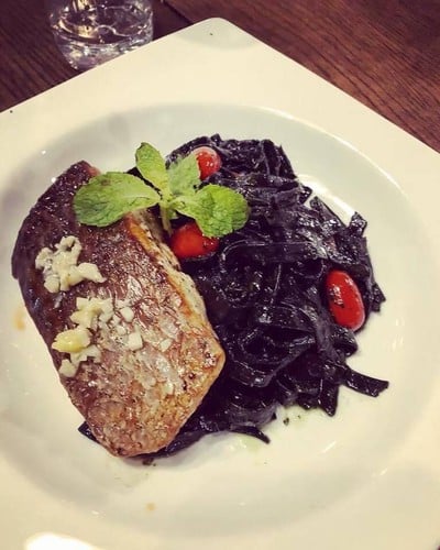 พาสต้าหมึกดำแซลม่อนย่าง