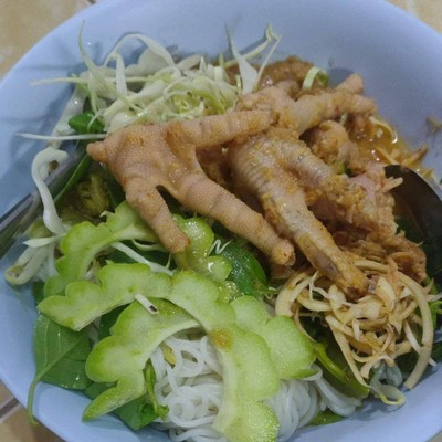 ขนมจีนน้ำยากะทิตีนไก่เลือดพิเศษ