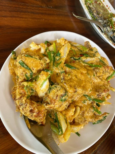 ปูนิ่มปลาหมึกผัดผงแกงกะหรี่