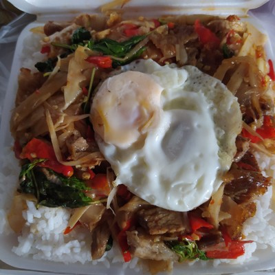 กระเพราหมูกรอบหน่อไม้ไข่ดาว