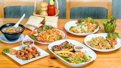 ผัดไทยไก่ฉีก♨️หมี่ไก่ฉีก+เกี๊ยวกรอบ ผัดไทยอาม่า พัทยา