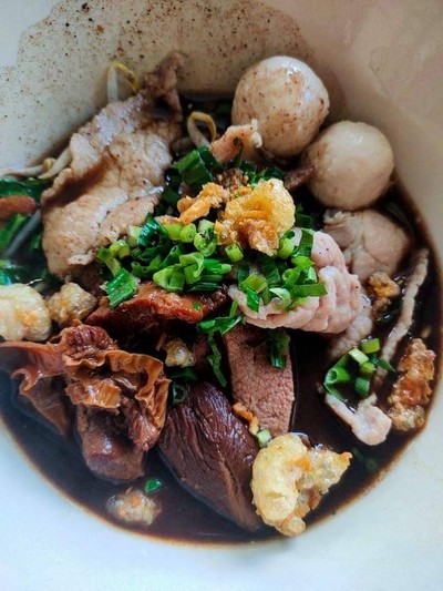 ร้านก๋วยเตี๋ยวเรือรถไฟ หน้าสถานีรถไฟชุมพร