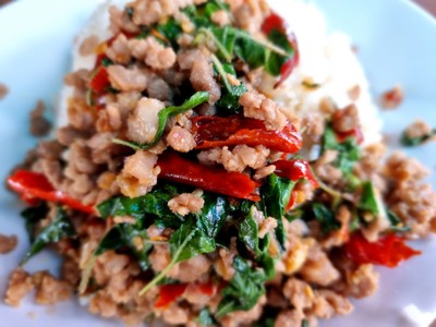 กะเพราหมูสับ กับข้าว