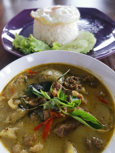 ข้าวหน้าเขียวหวานเนื้อตุ๋น ฟรีไข่ดาว