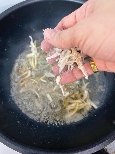 วิธีทำ กุ้งชุบเกล็ดขนมปังทอดซอสกระชาย วิธีทำ กุ้งชุบเกล็ดขนมปังทอดซอสกระชาย