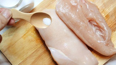 วิธีทำ +ชวนทำเมนูกรอบ แคลน้อยและไม่ใช้น้ำมัน กับ "อกไก่กรอบ สูตรใช้หม้อทอด"+ วิธีทำ +ชวนทำเมนูกรอบ แคลน้อยและไม่ใช้น้ำมัน กับ "อกไก่กรอบ สูตรใช้หม้อทอด"+