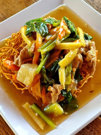 ราดหน้าหมี่กรอบ (หมู,ไก่)