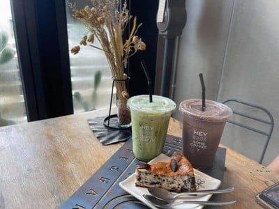 Bros Cafe Bowin, Sriracha