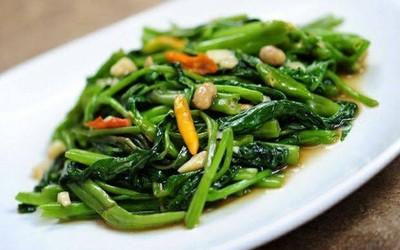 ผัดผักบุ้งไฟแดง(เป็นกับข้าว)