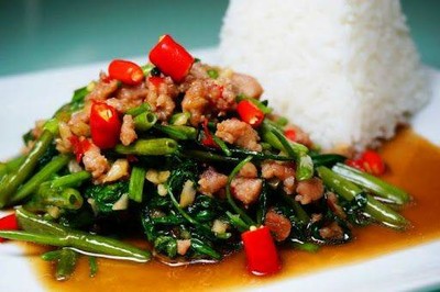 ข้าวผัดผักบุ้งไฟแดง