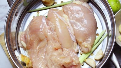 วิธีทำ ชวนทำเมนูอกไก่รสแซ่บ ทำง่าย ทานง่าย ไม่มีกลิ่นคาว กับ "อกไก่มะนาว"