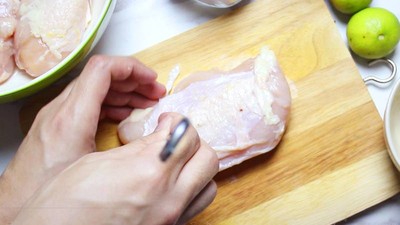 วิธีทำ ชวนทำเมนูอกไก่รสแซ่บ ทำง่าย ทานง่าย ไม่มีกลิ่นคาว กับ "อกไก่มะนาว"