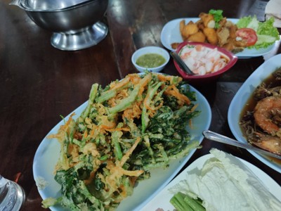 ยำผักบุ้งกรอบ