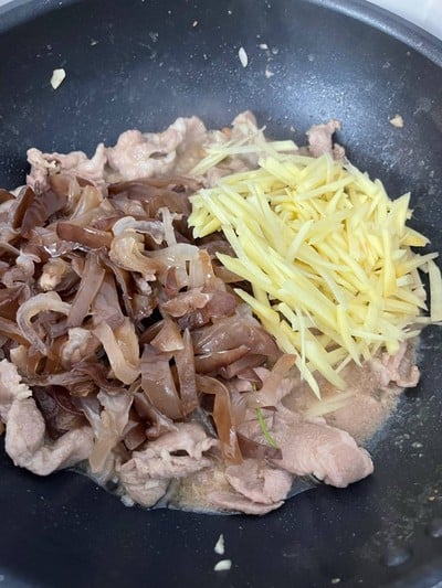 วิธีทำ สันคอหมูผัดขิง สูตรไม่ใส่น้ำมัน 