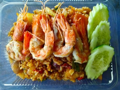 ข้าวผัดต้มยำแห้งกุ้งกรอบ