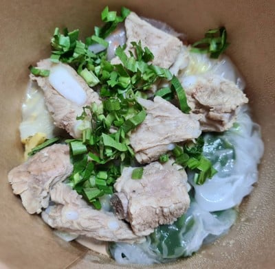 ก๋วยเตี๋ยวปากหม้อ เลือกไส้ ซี่โครงหมู