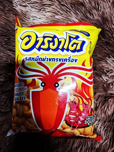 ข้าวเกรียบรูปปลาหมึก รสหมึกย่างทรงเครื่อง