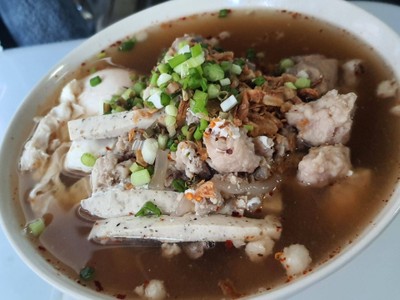 ก๋วยจั๊บญวนพิเศษใส่ไข่
