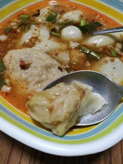 เกี๊ยวต้มยำน้ำใสหมูเด้ง