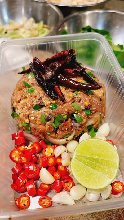 กัอยหมูมะนาวดิบ