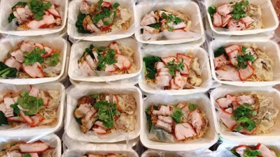 บะหมี่เกี๊ยว หมูแดง หมูกรอบ