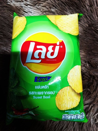 เลย์ รสกะเพรากรอบ ขนาด 50 กรัม