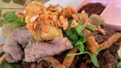 ก๋วยเตี๋ยวป้ายิน สี่แยกร่องฟอง